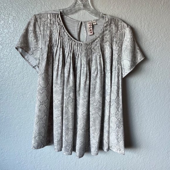 Anthropologie Dolan M silky snakeskin print gray and white pleated top - Picture 2 of 10